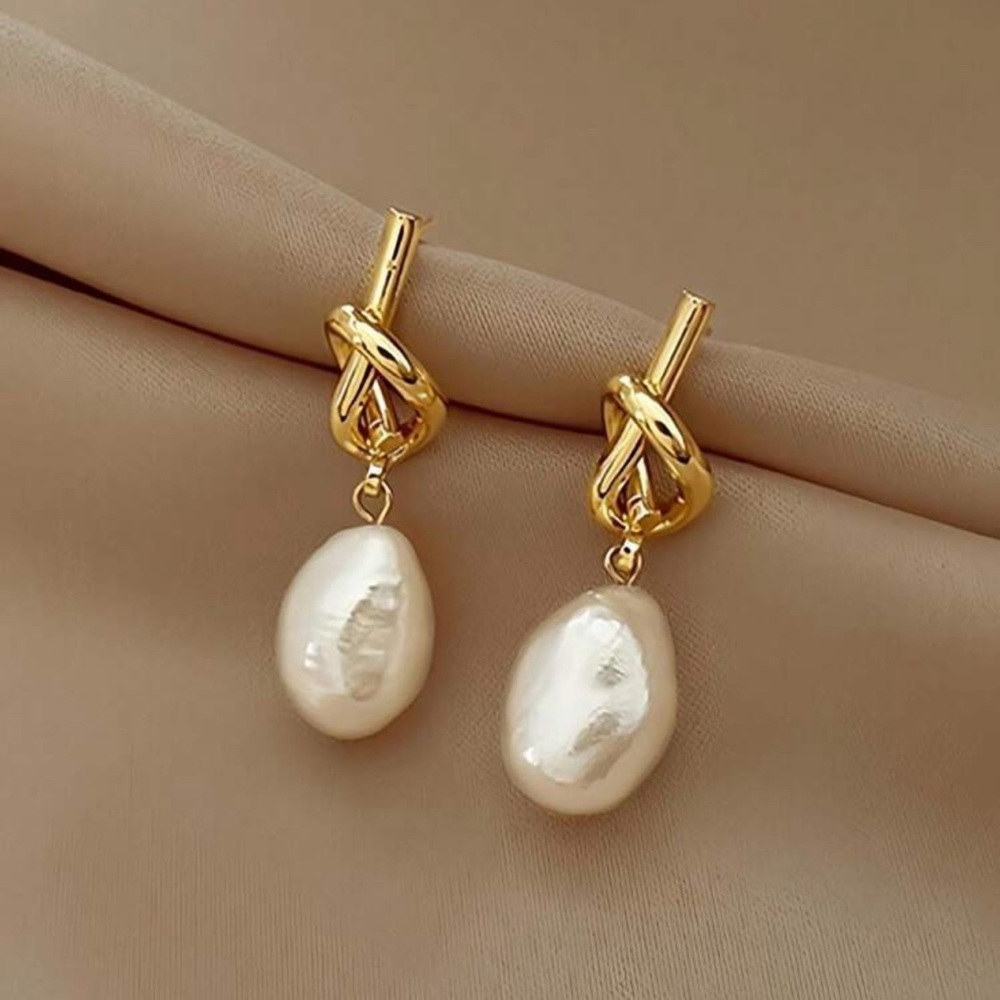 COPY - Gold knot pearl earrings